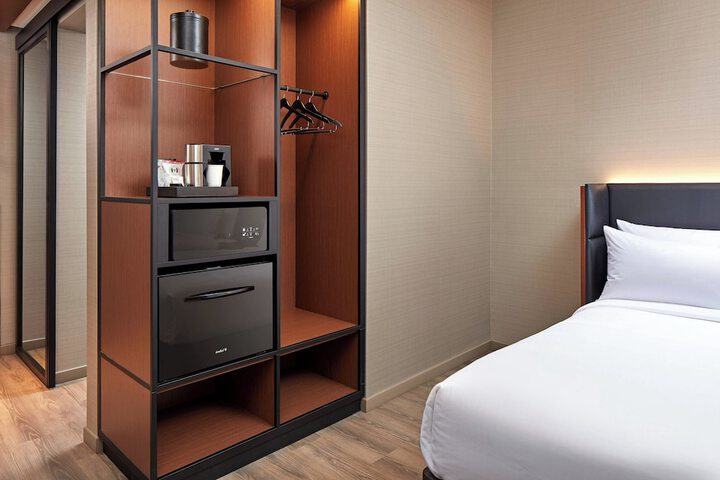 Room 32 of 61