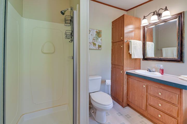 Sunny Florida Escape w / Screened-in Patio & Grill!