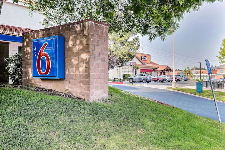 Motel 6 Pinole CA