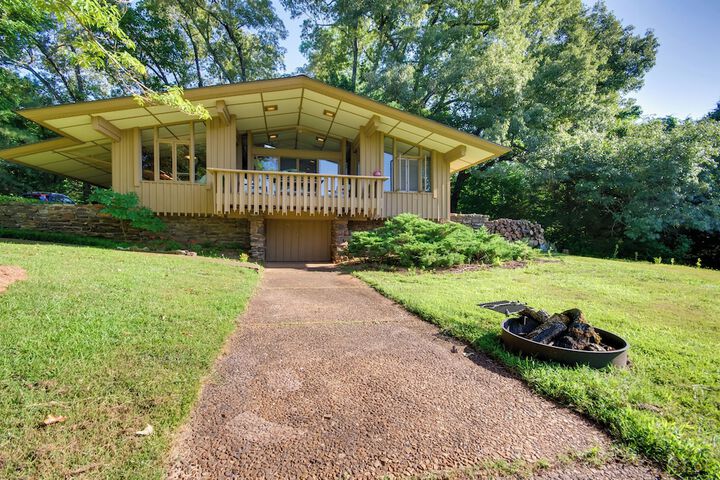 Tranquil Mid-century Modern Cottage w / Forest View
