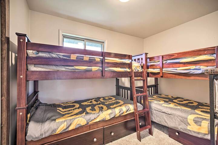 Indian Lake Retreat w / Wet Bar & Covered Deck
