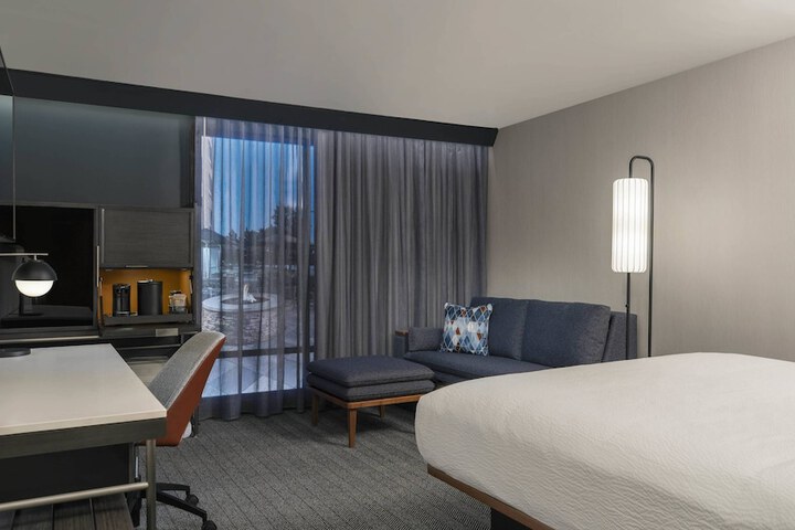 Room 10 of 24