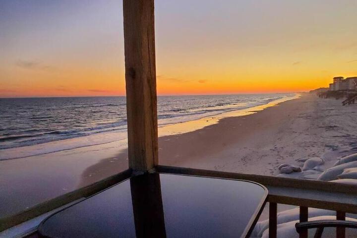 Sand & Sea: Beach Views For Miles!