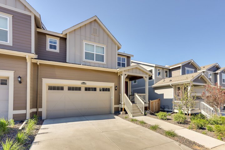 9 Mi to Airport: Commerce City Townhome w / Deck