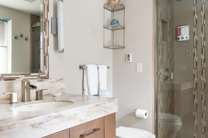 Sandbar Cedar Cottage on Lake Leelanau