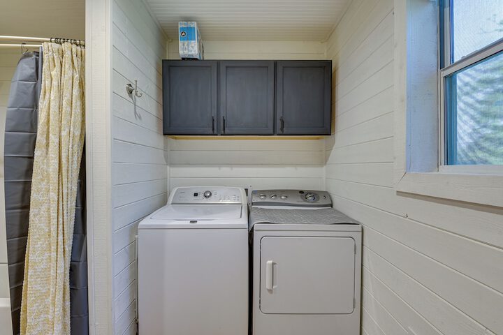 Dog-friendly Home w / Yard & Fire Pit in Midlothian