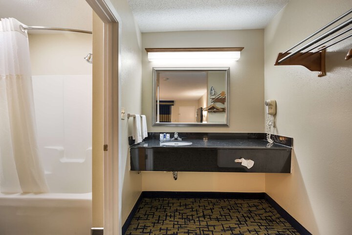 Room 15 of 25