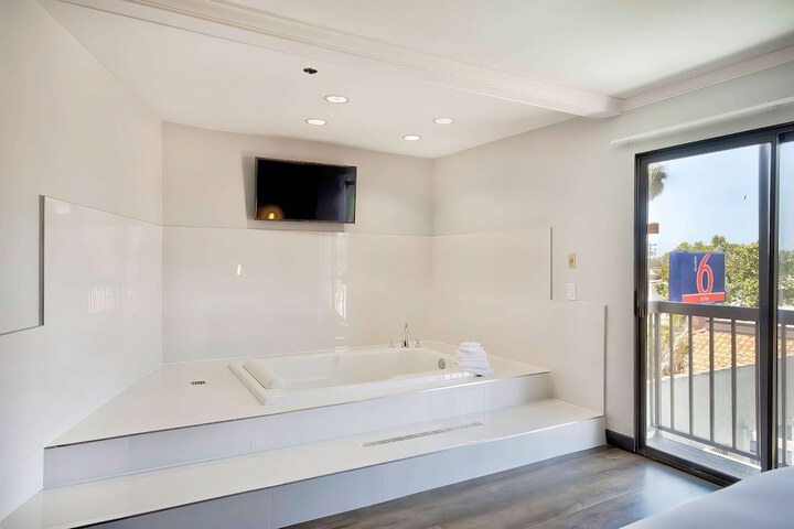 Hot Tub 74 of 76