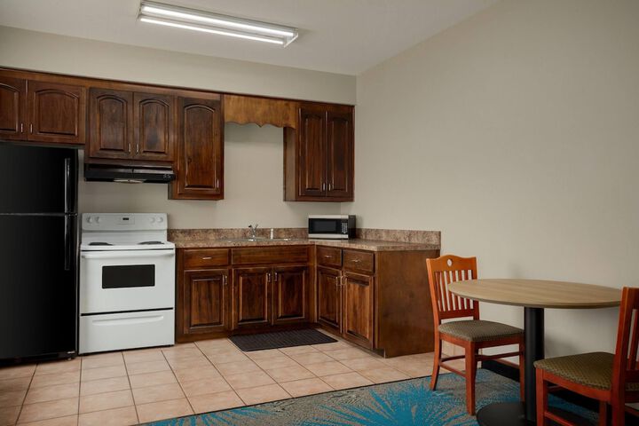 Days Inn & Suites by Wyndham Prattville-Montgomery