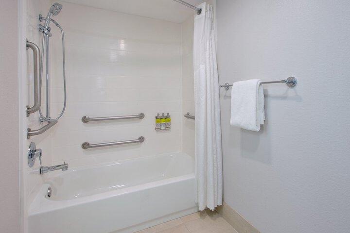 Holiday Inn Express Fairfax - Arlington Boulevard by IHG