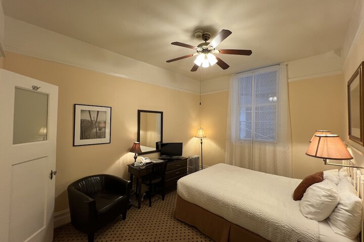 Room 30 of 41