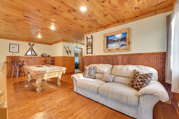 Walk to Hunter Village! Family Ski Retreat w / Deck