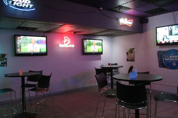 Lounge 28 of 33