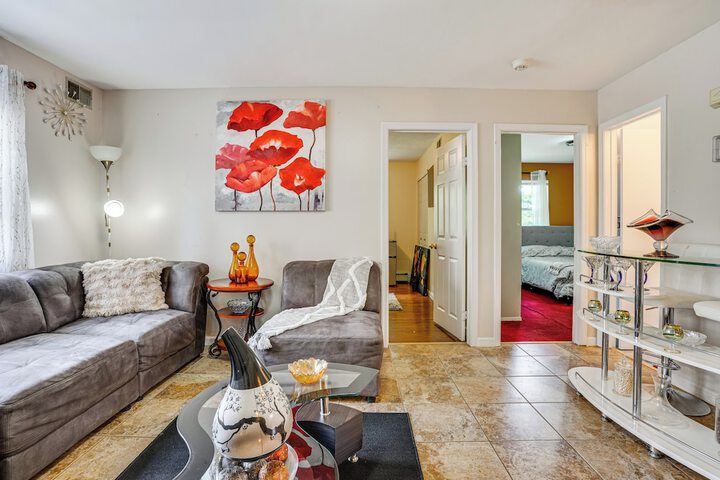 8 Mi to Long Beach: Cozy Apt w / Fenced Yard!