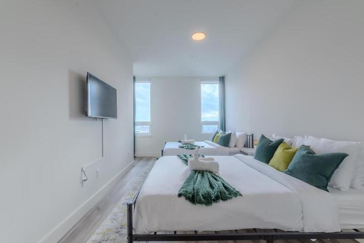 Emerald Escape Free Parking, 2 Bath, Sleeps 8 Near American Dream and The Airport, King Bed and 2 Queen Beds, Washer and Dryer
