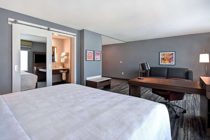 Room 13 of 32