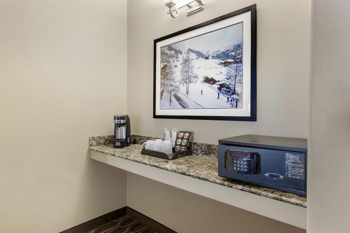 Best Western Plus Swiss Chalet Hotel & Suites