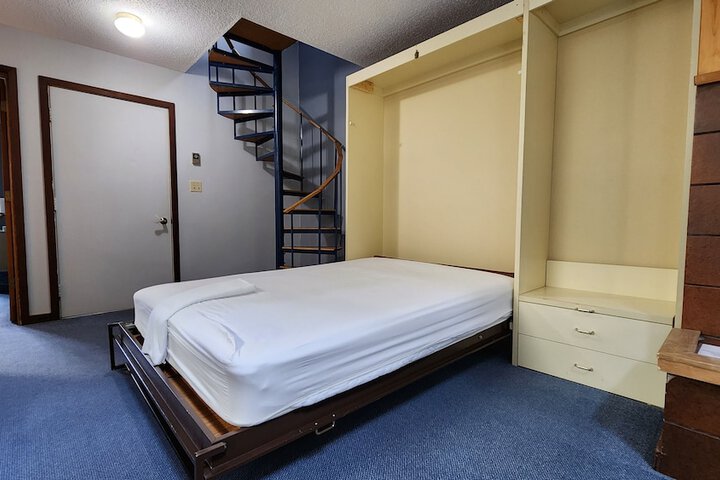 Room 9 of 40