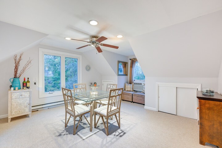 Cozy Dix Hills Apt w / Deck 7 Mi to Beach!