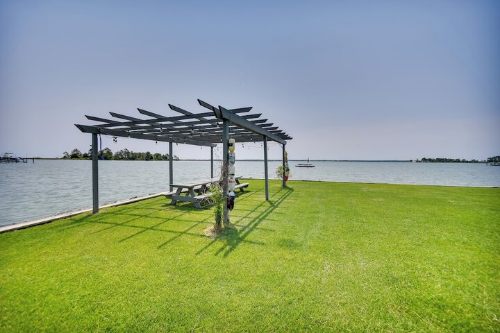 Bayfront White Stone Escape w / Private Beach!