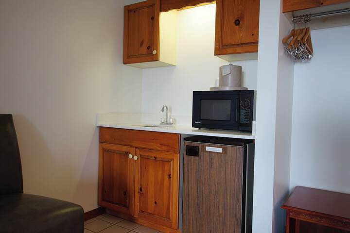 Snyders Shoreline Inn