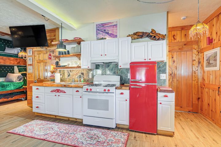 Cozy Kenai Abode w / Private Deck: 5 Mi to Ocean!