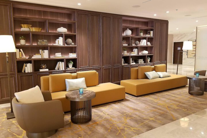 Lounge 33 of 40