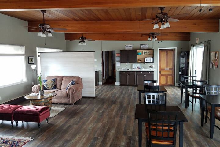 Lounge 45 of 64