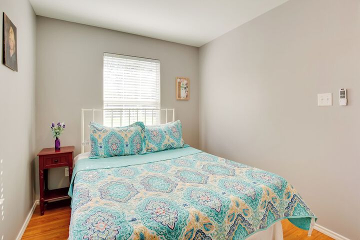 Waterfront Lake Fork Getaway w / Dock Access