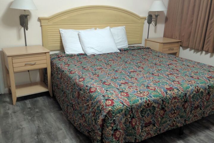 Room 10 of 18