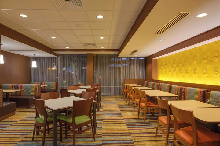 Dining 16 of 21