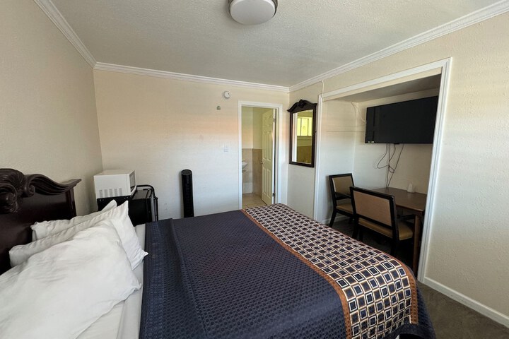 Room 8 of 28