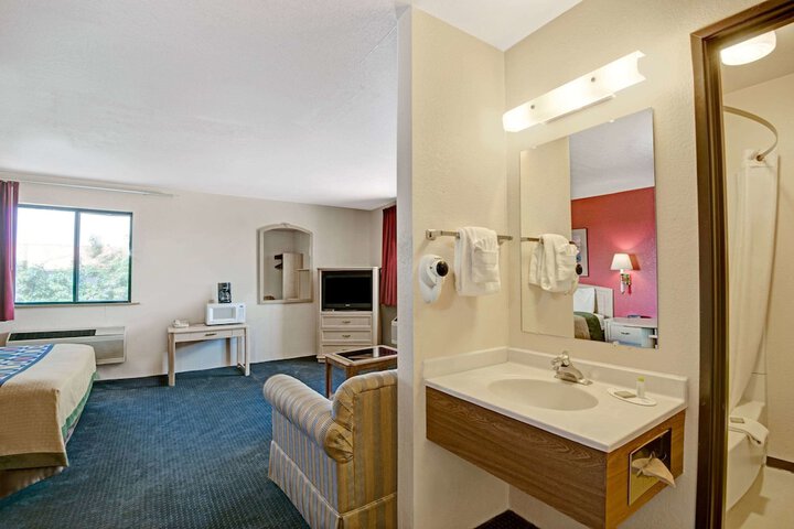 Room 4 of 11