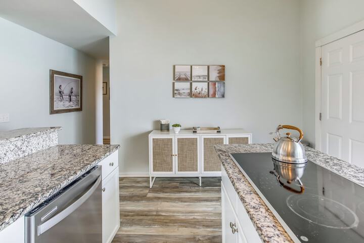 salt & Light Oceanfront Condo w / Pool & Elevator