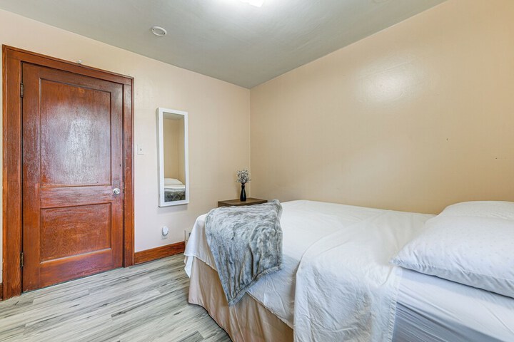 Apartment 1 Mi to Buffalo Botanical Gardens!