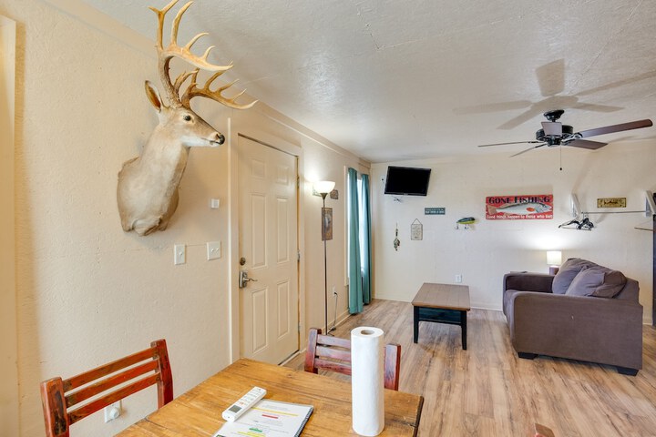 On-site Fishing Pier: Pet-friendly Kerens Cabin!