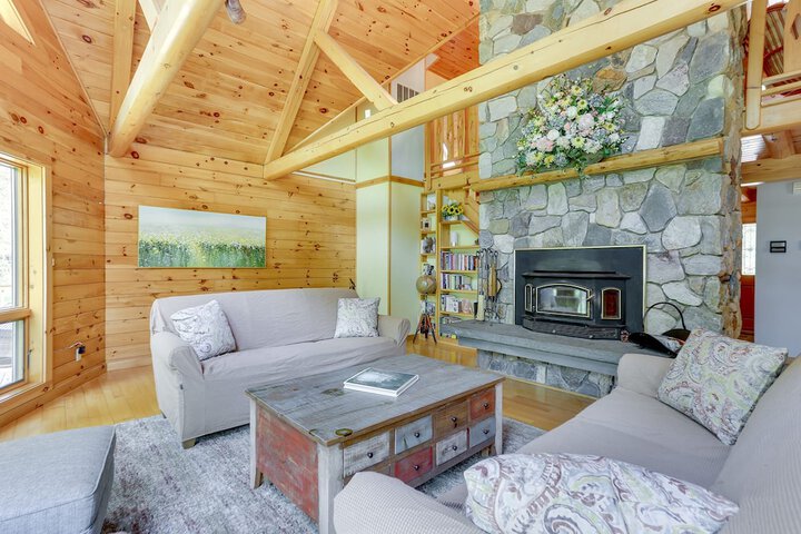 Pocono Dog-Friendly Home on River