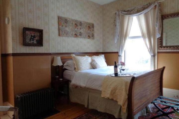 THE BLACKINTON MANOR