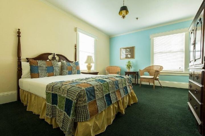Lakeside Inn