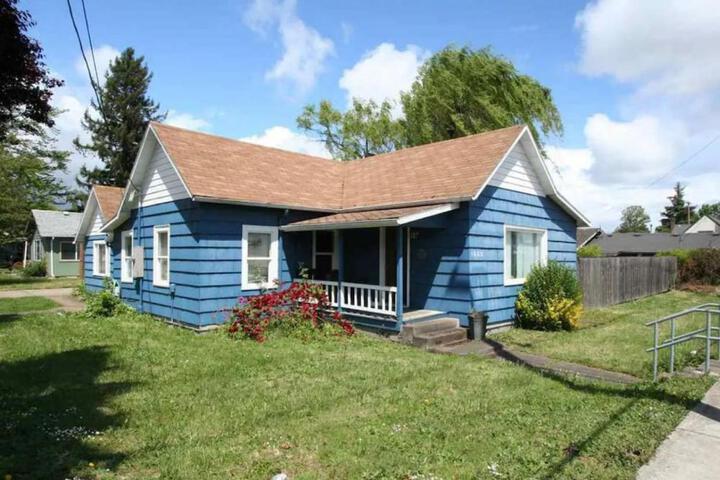 Main St. New with AC Monthly stays Charming Cottage KING BED