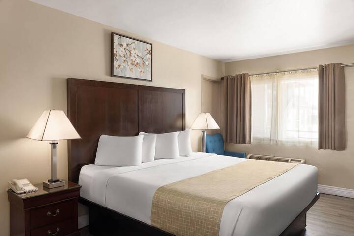 Travelodge by Wyndham Everett City Center
