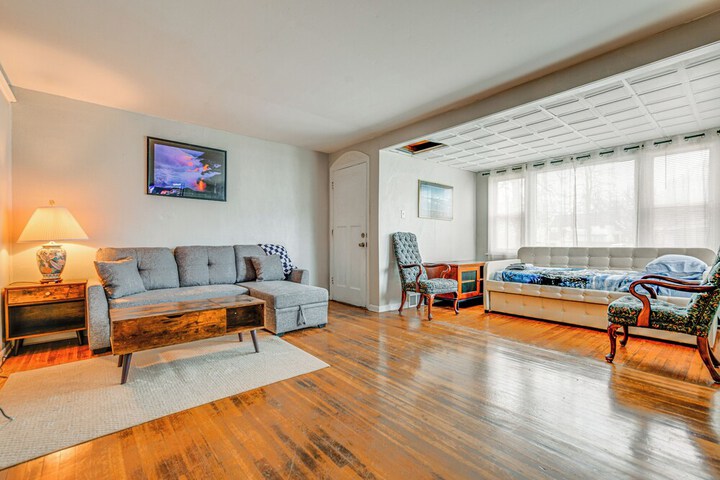 6 Mi to Dtwn Attractions: Buffalo Apartment!