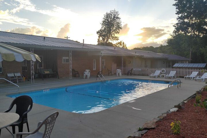 RoseWood Inn