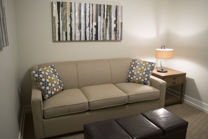 Lounge 32 of 34