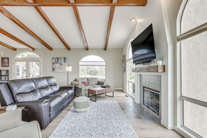 San Marcos Getaway w / Deck & Lake Views!
