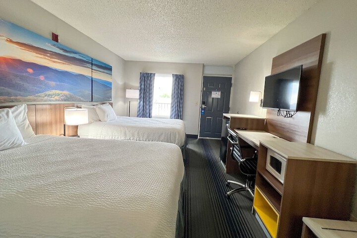 Room 10 of 14