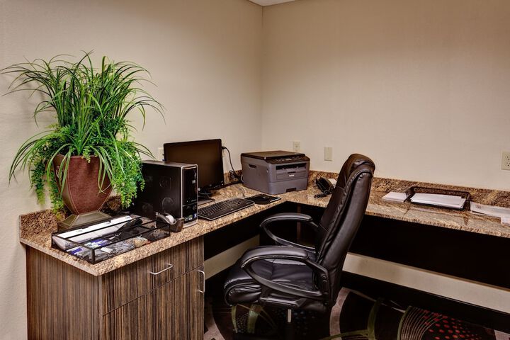 Holiday Inn Express & Suites Wichita Northwest by IHG
