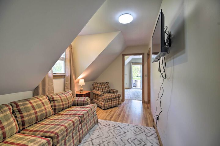 Lake Champlain Home w / Decks Kayaks & Fire Pit!