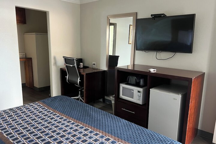 Golden Eagle Motel