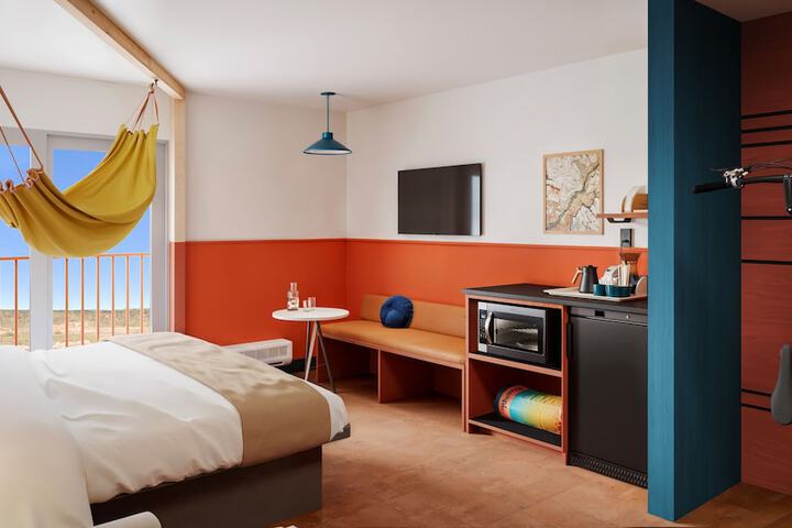 Room 10 of 16